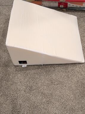 Nova Cream Foam Wedge Pillow